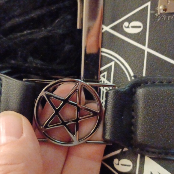 KILLSTAR OCCULT GRAPHIC PENTAGRAM HANDEL HARDWARE KISSLOCK CROSSBODY/SHOULDER - Picture 5 of 16